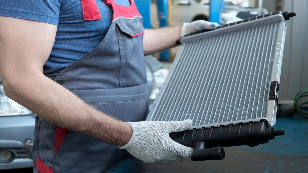 Materiali compositi e microcanal: radiatori ultraleggeri ad alta efficienza
